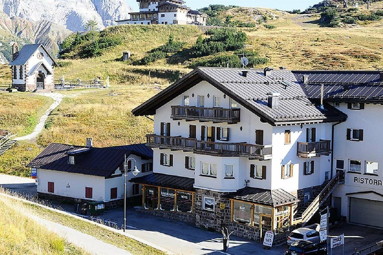Готель Alpenrose Сан-Мартіно-ді-Кастроцца Екстер'єр фото